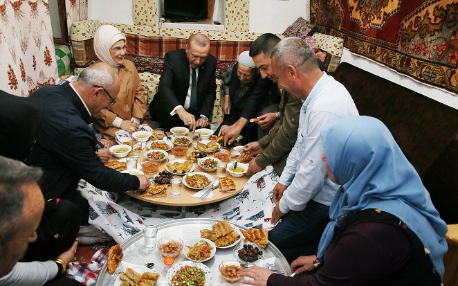 الرئيس التركي على مائدة افطار احدى العائلات