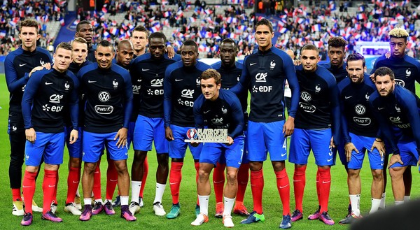 المنتخب الفرنسي يحتفل بفوز غريزمان بلقب احسن لاعب في يورو 2016