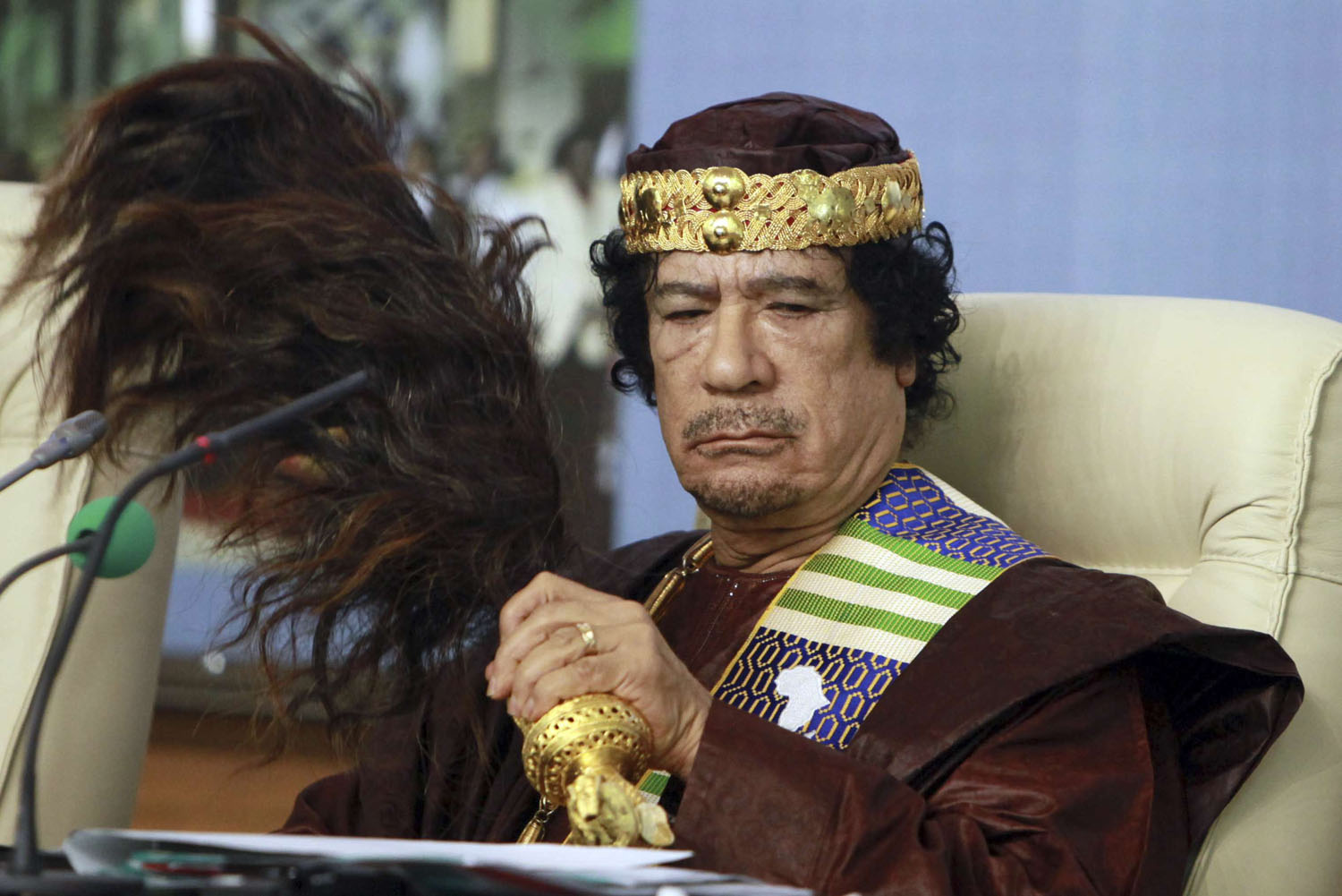 الزعيم الليبي الراحل معمر القذافي يرتدي تاجا