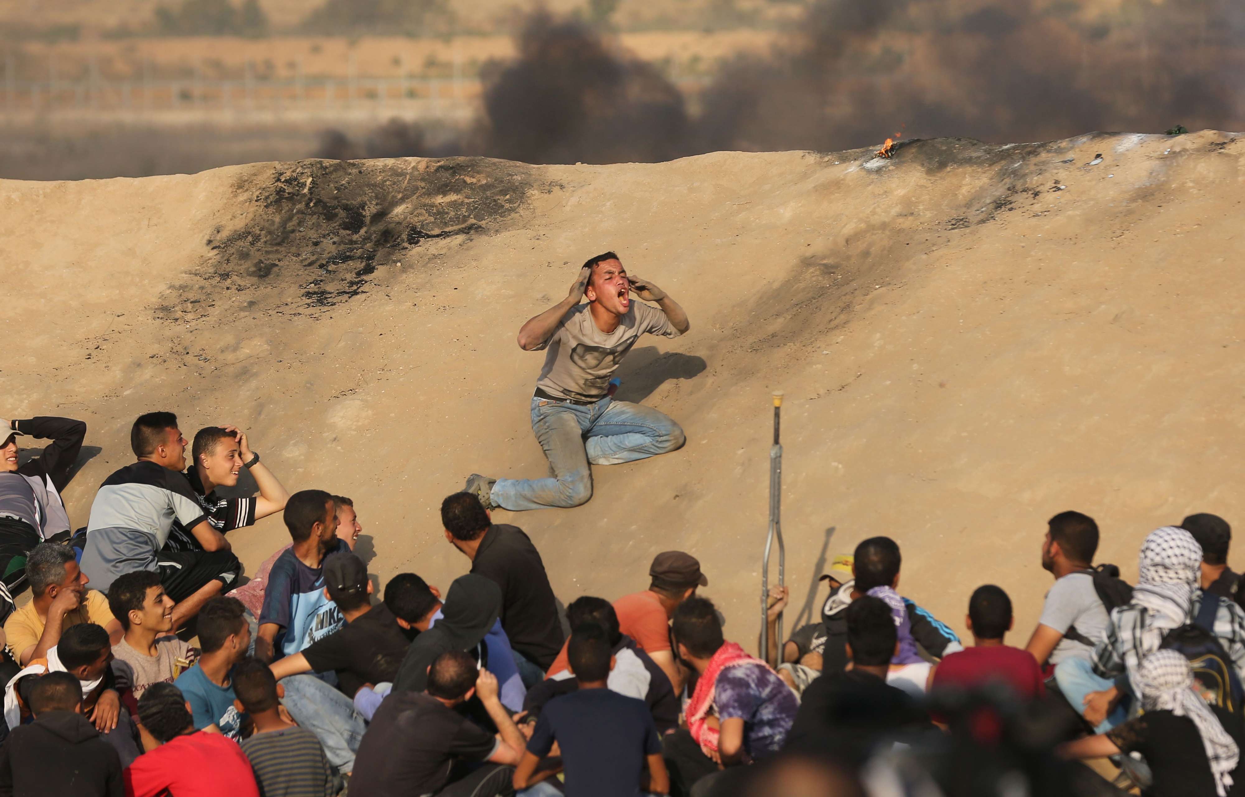 اطفال فلسطينيون على السد الترابي الفاصل بين غزة والحدود الاسرائيلية