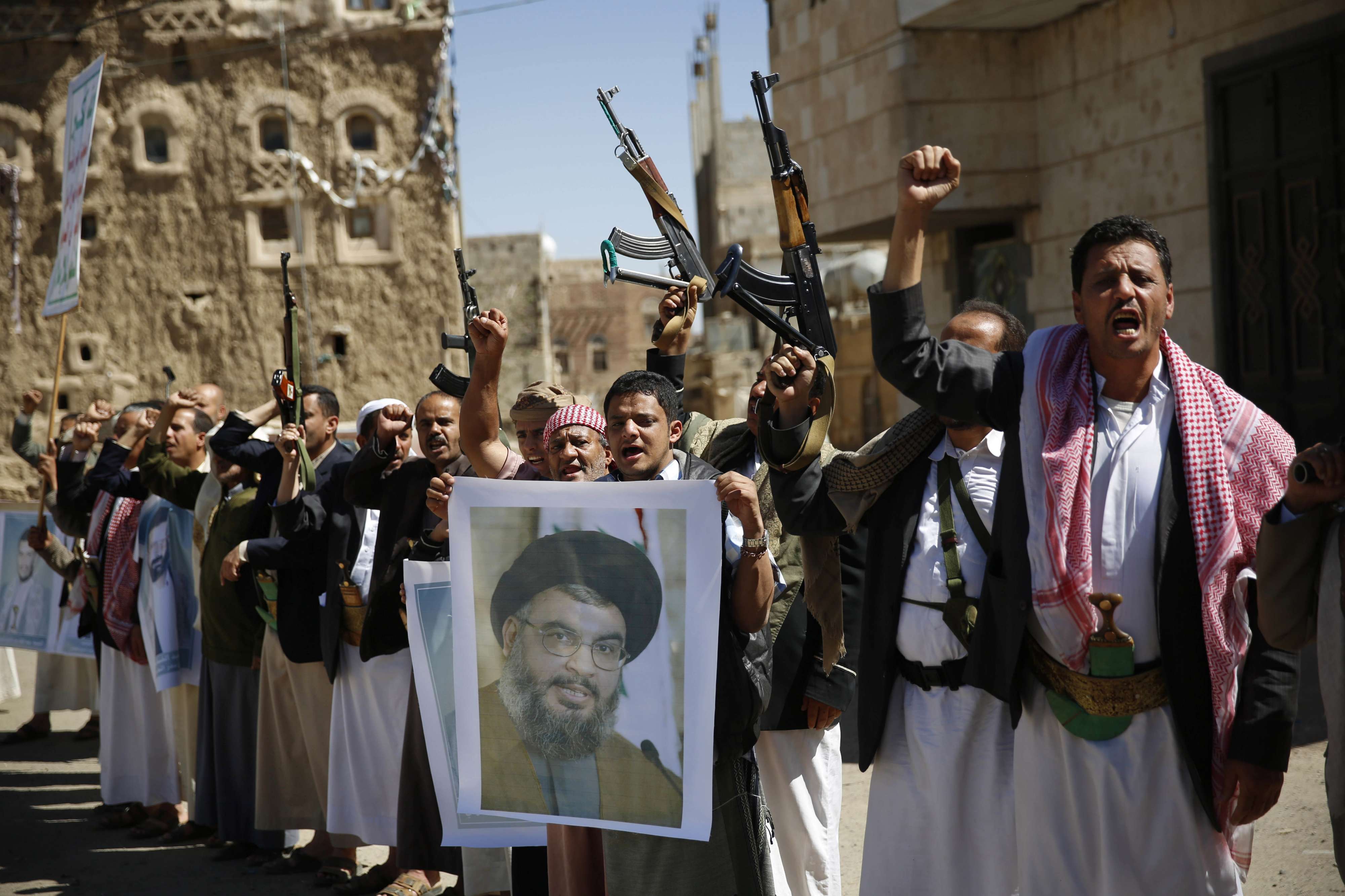 مقاتلون حوثيون يتظاهرون دعما لحزب الله في اليمن
