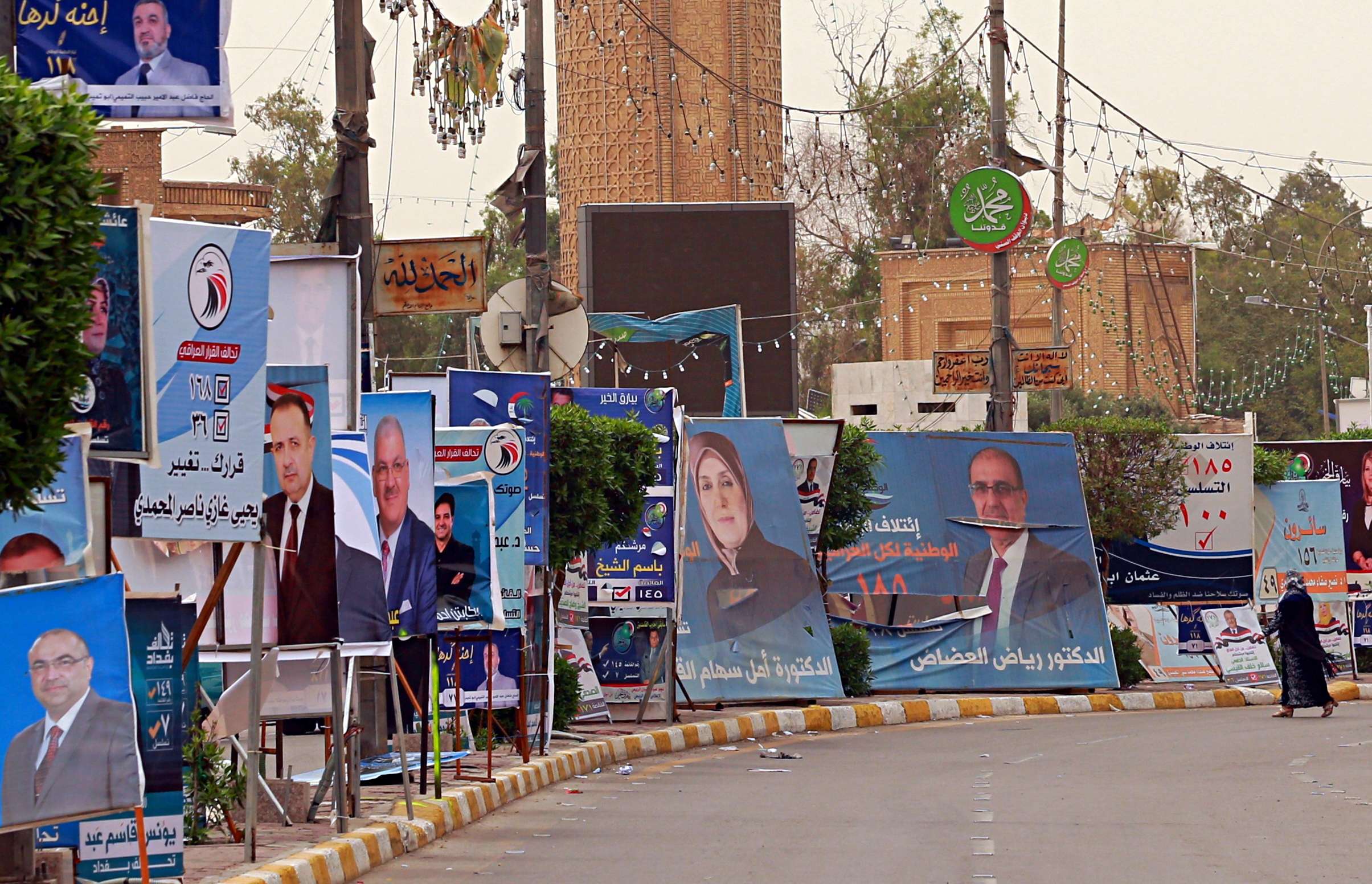  لافتات وملصقات تنتشر في شوارع العراق تستبق الانتخابات