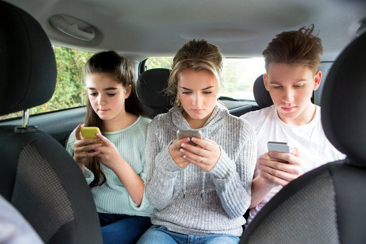 الهواتف الذكية تهدد حياة المراهقين أثناء القيادة