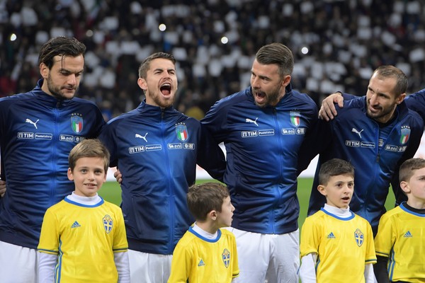 بارولو ، جورجيو ، بارزالي ، وكيليليني يغنون النشيد الوطني الإيطالي قبل مواجهة مع السويد