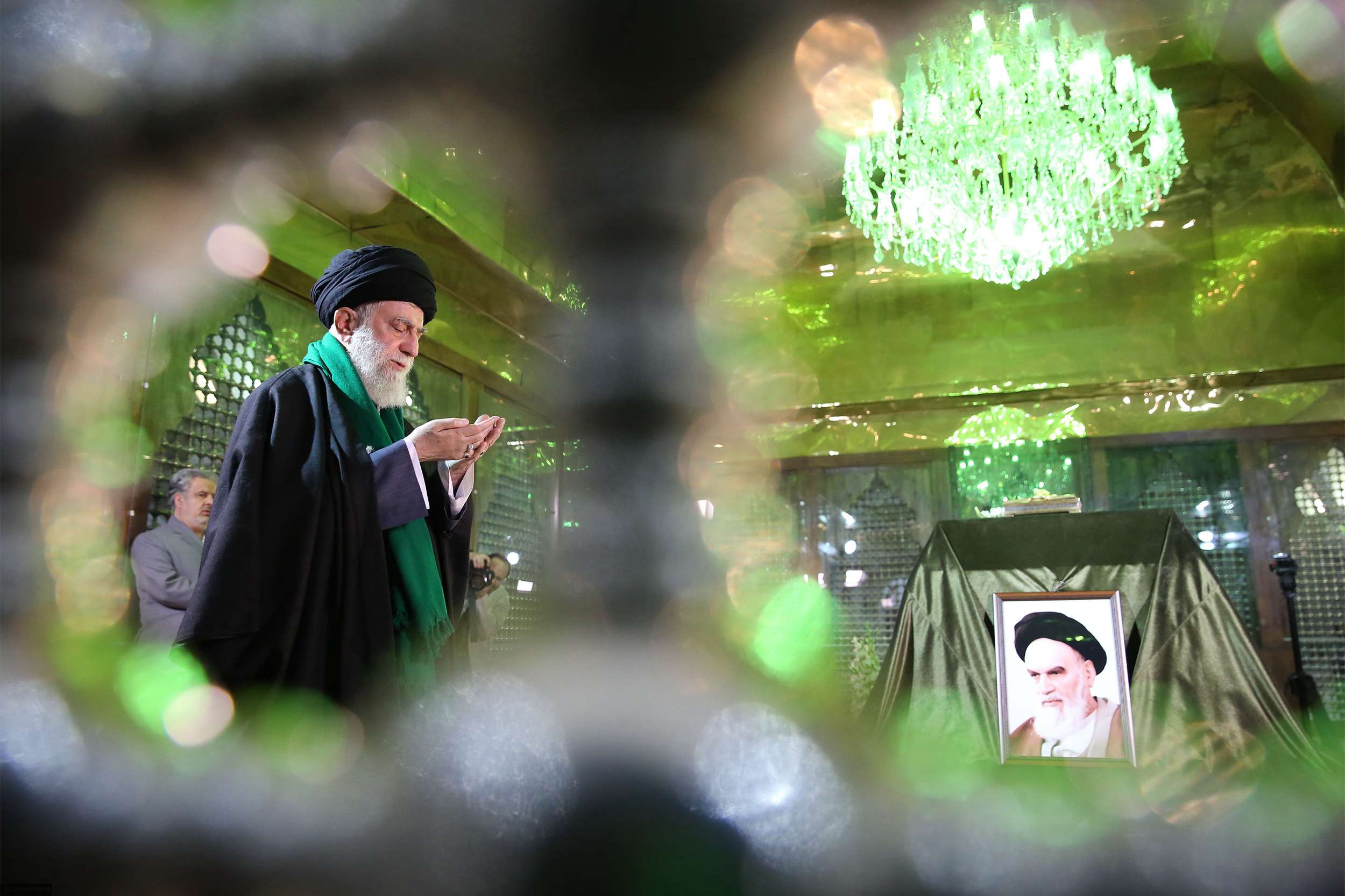 المرشد الأعلى الايراني علي خامنئي يزور قبر الخميني مؤسس الجمهورية الاسلامية في إيران