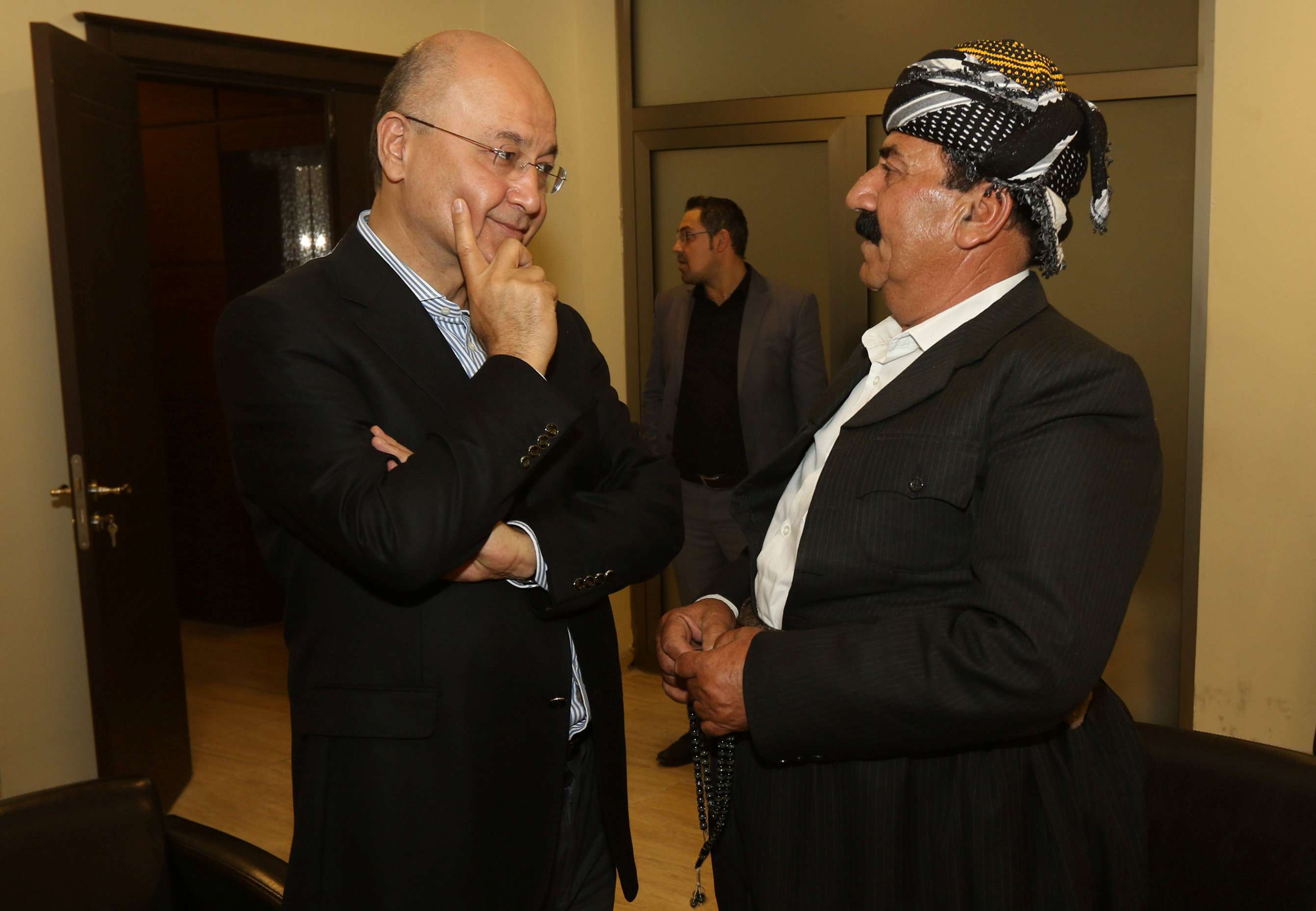 رئيس وزراء حكومة كردستان السابق برهم صالح في حوار مع أحد الزعماء الأكراد في السليمانية