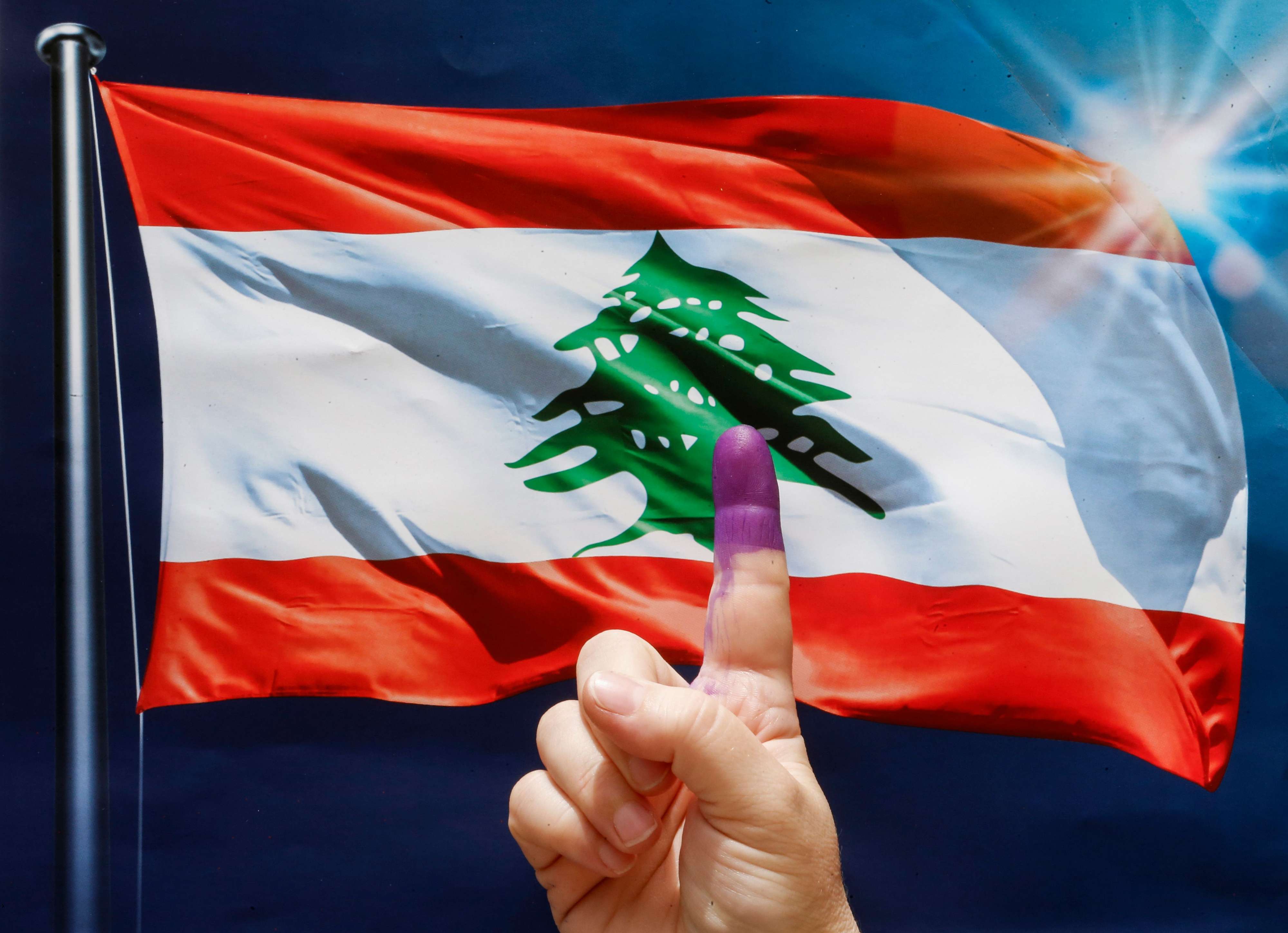 لبناني يرفع اصبعه بعد التصويت في الانتخابات
