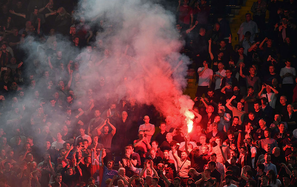 جماهير ليفربول تشعل الألعاب النارية