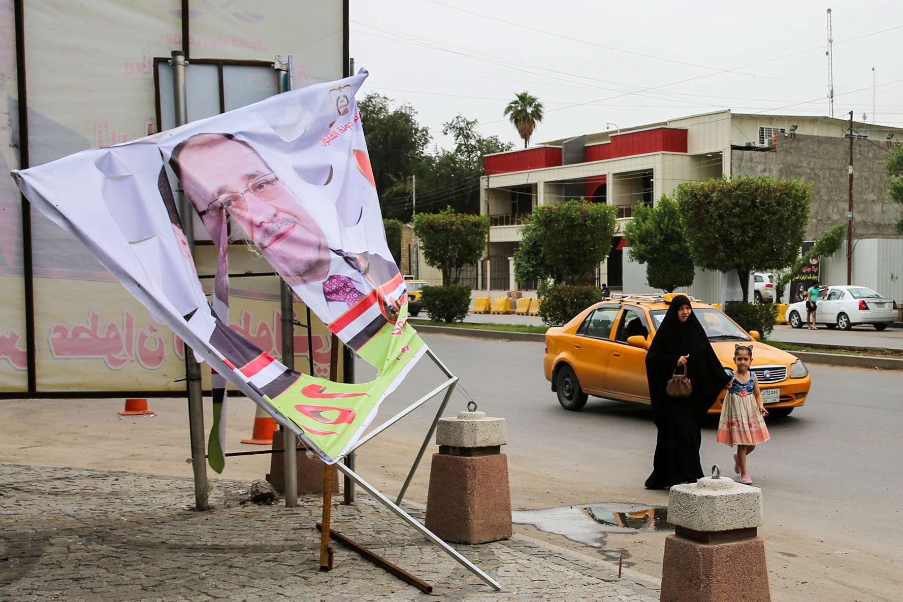 ملصق انتخابي ممزق للمالكي في شوارع بغداد
