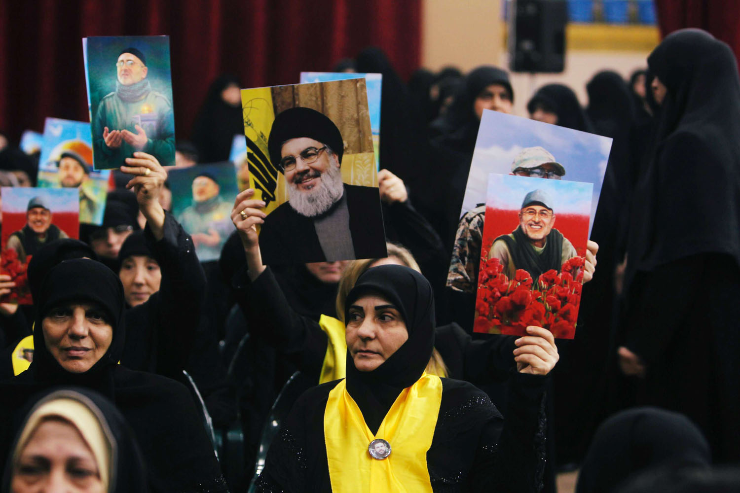 ناشطات في حزب الله يرفعن صورا لنصرالله ومغنية
