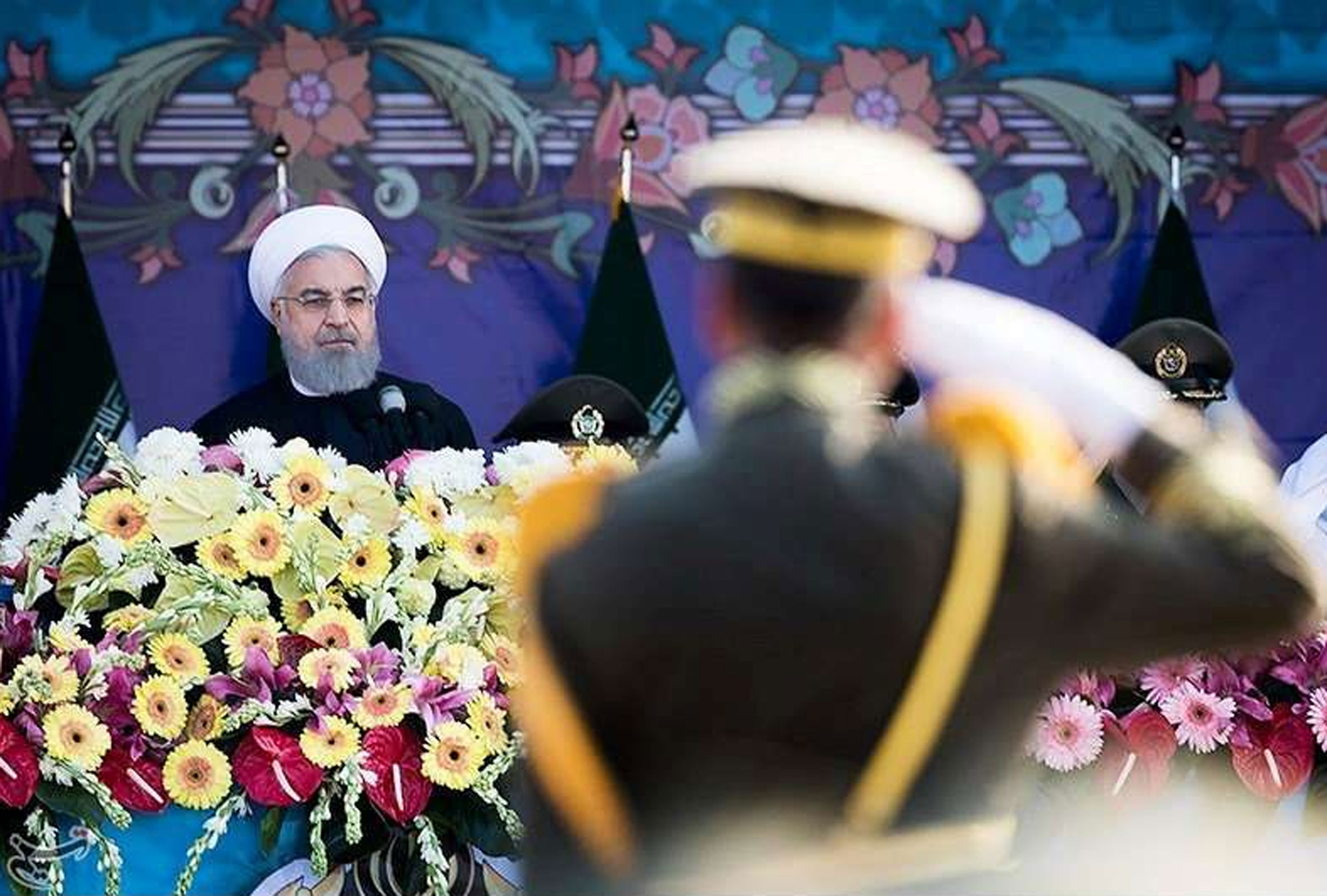 الرئيس الإيراني روحاني يستعرض قوات عسكرية في طهران