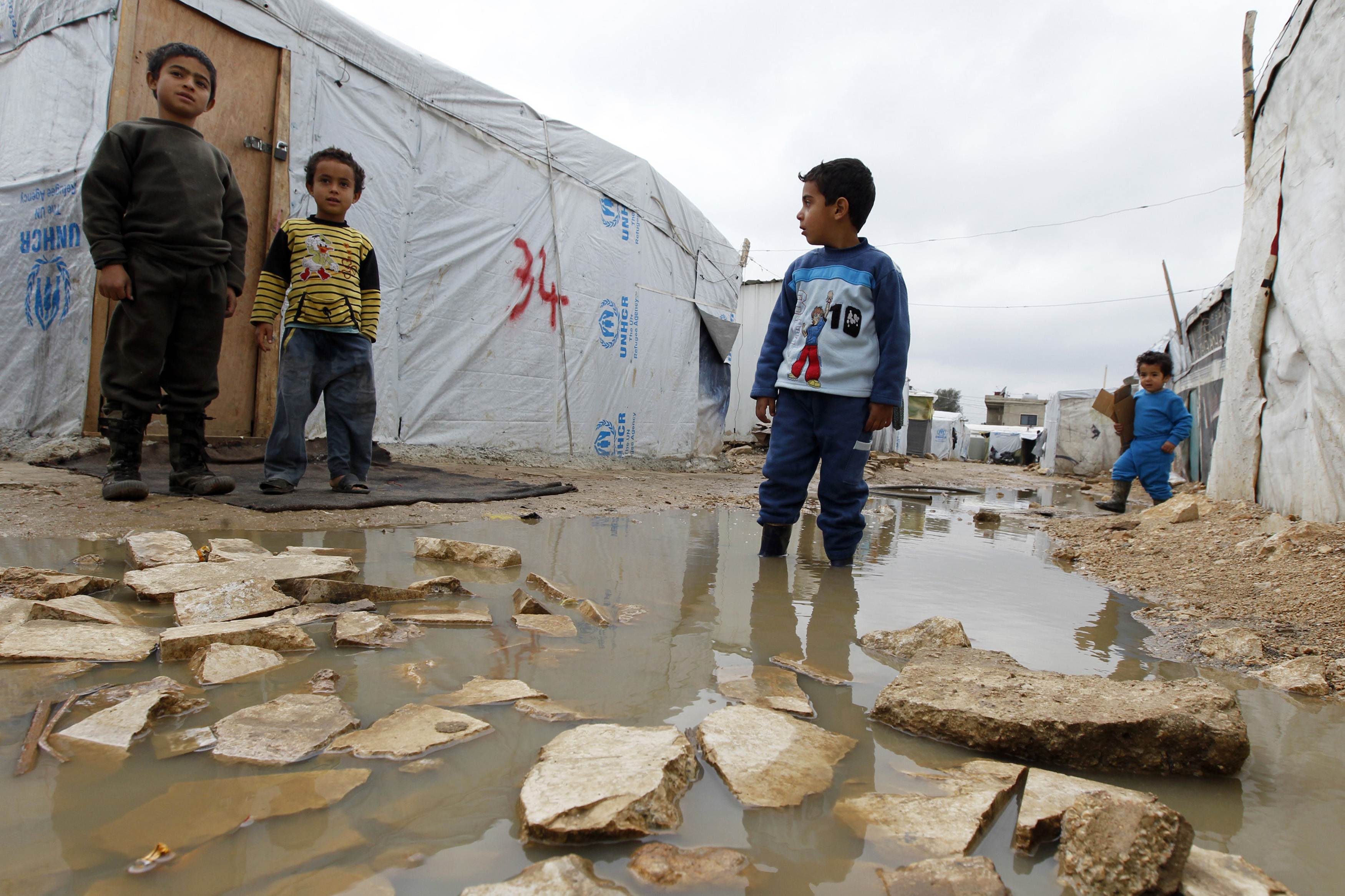 لاجئون سوريون في احد مخيمات النزوح