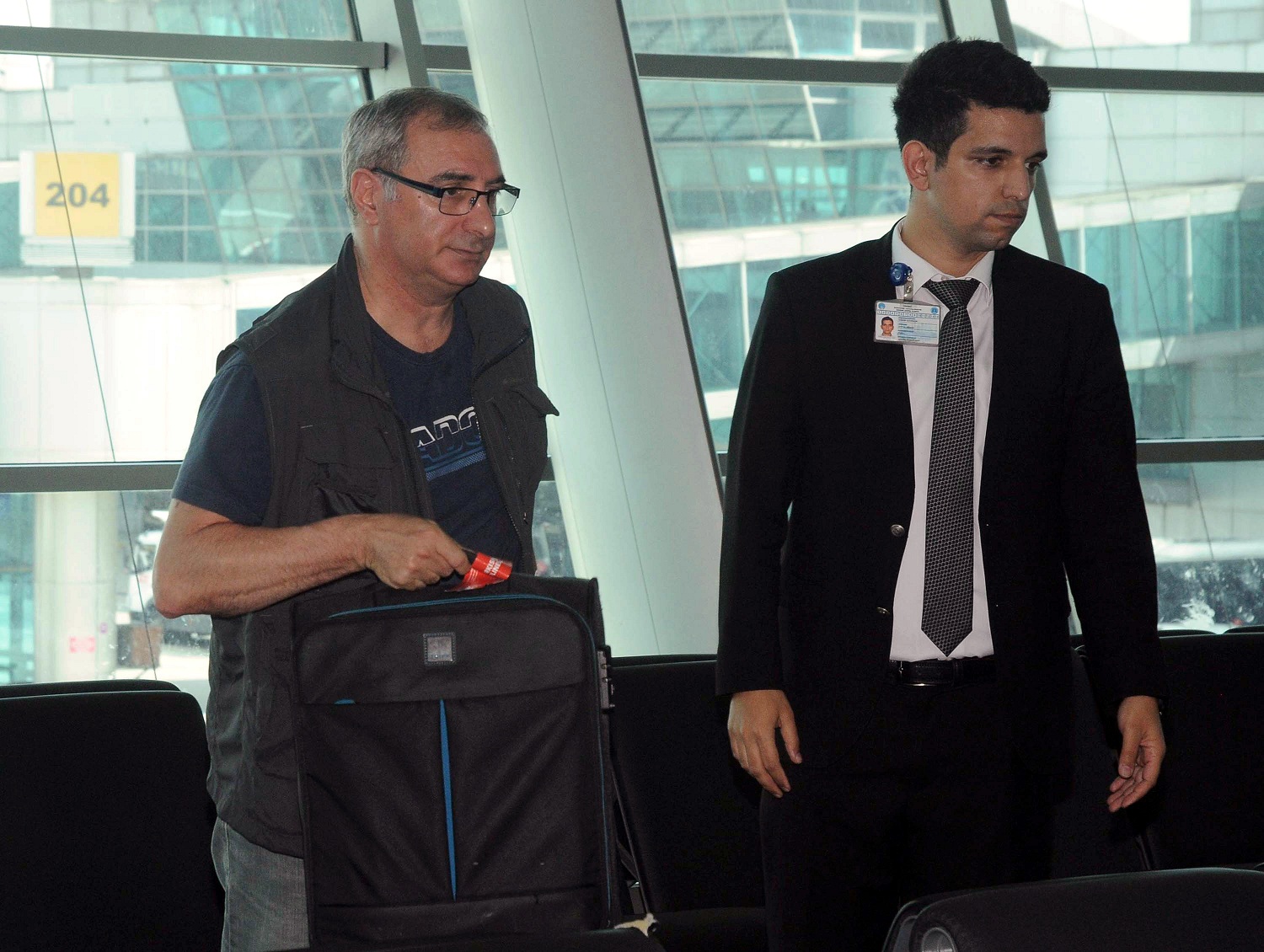 السفير الاسرائيلي لدى أنقرة يتعرض للتفتيش في مطار اسطنبول خلال مغادرته تركيا
