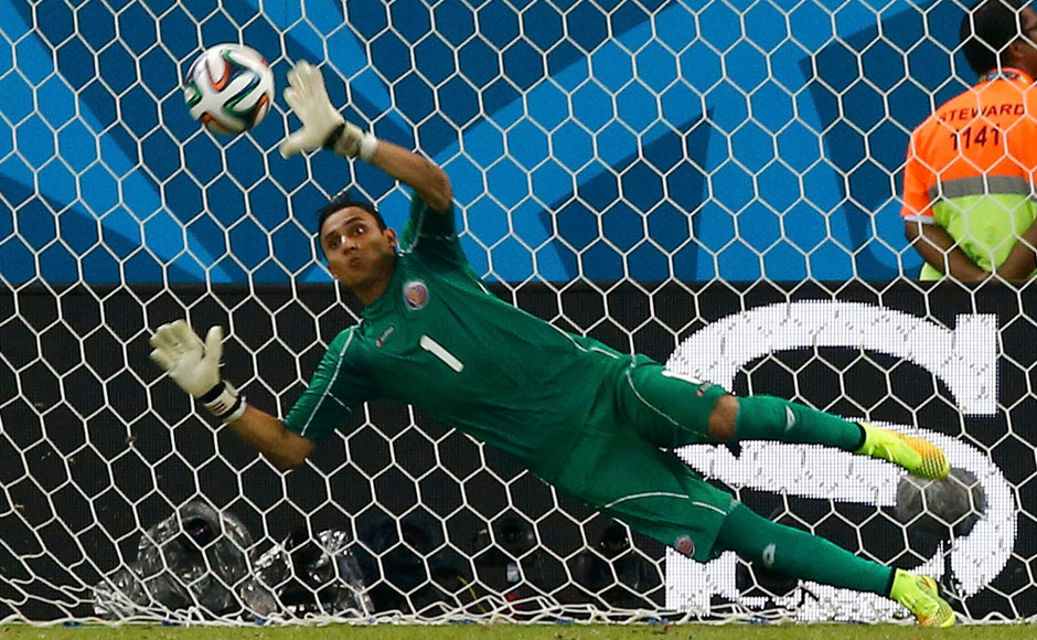 كيلور نافاس يصد الكرة خلال ثمن نهائي مونديال 2014