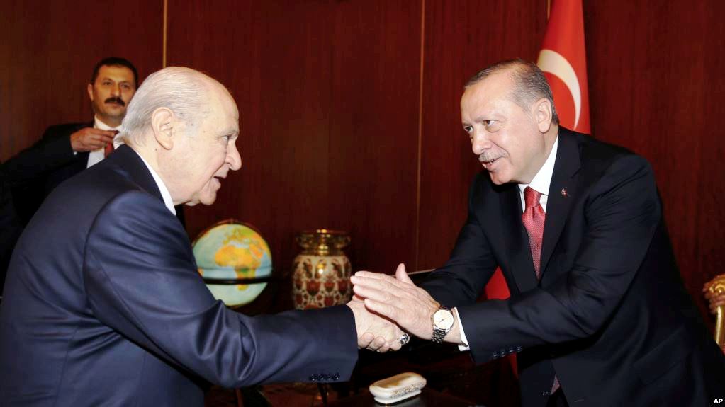 الرئيس التركي رجب طيب اردوغان وزعيم الحركة القومية دولت بهجلي