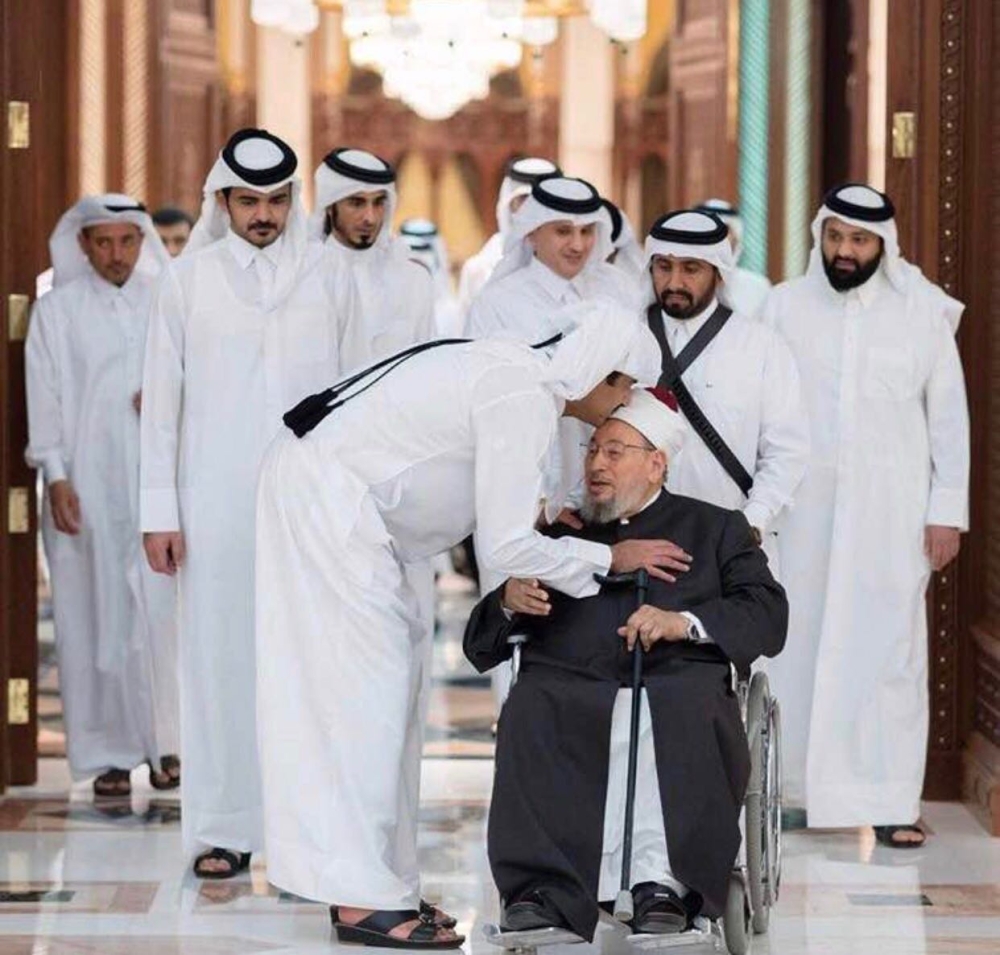 أمير قطر الشيخ تميم يقبل جبين يوسف القرضاوي المحرض على الفوضى في المنطقة العربية