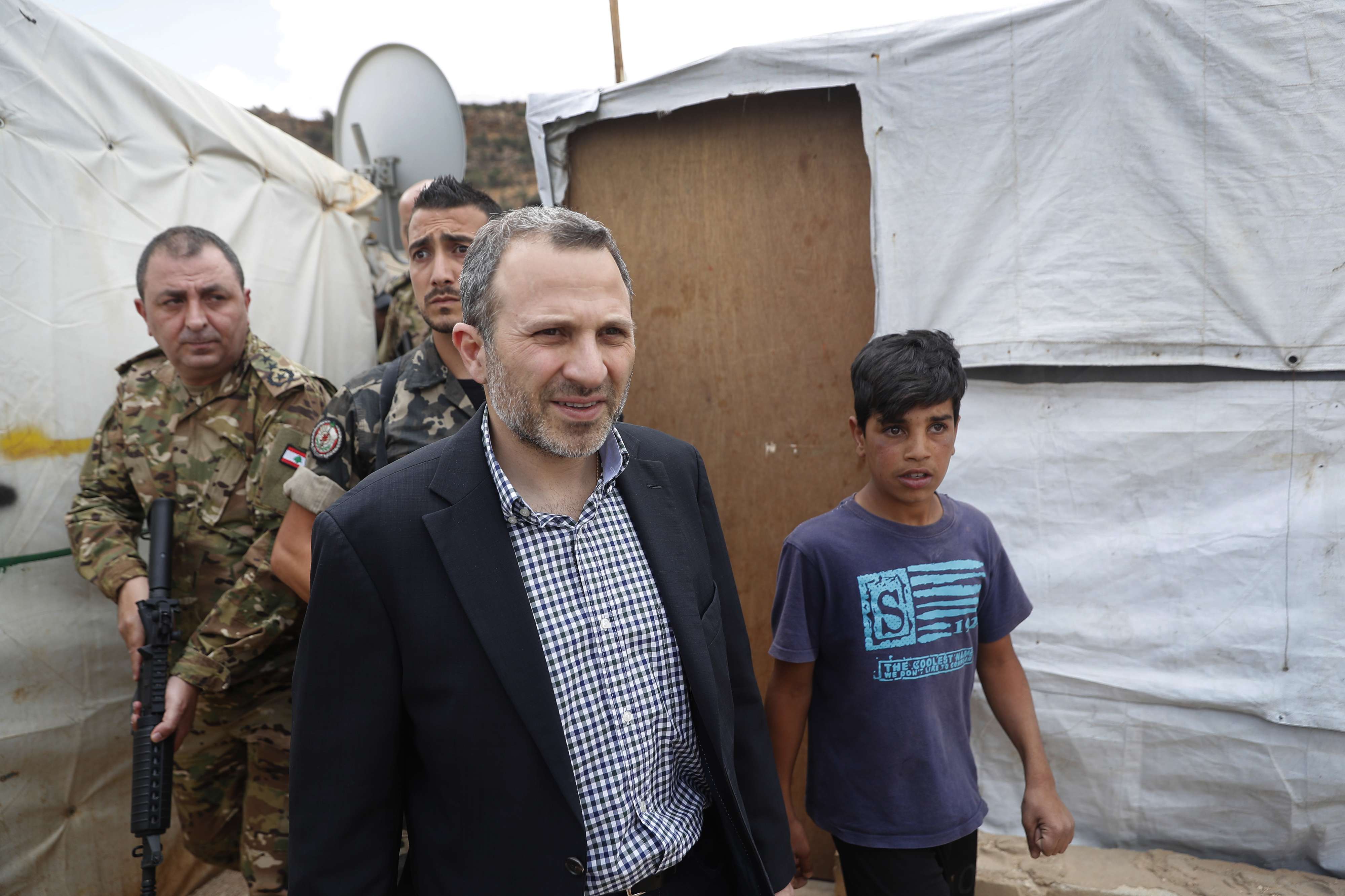 جبران باسيل يتجول في مخيم اللاجئين السوريين