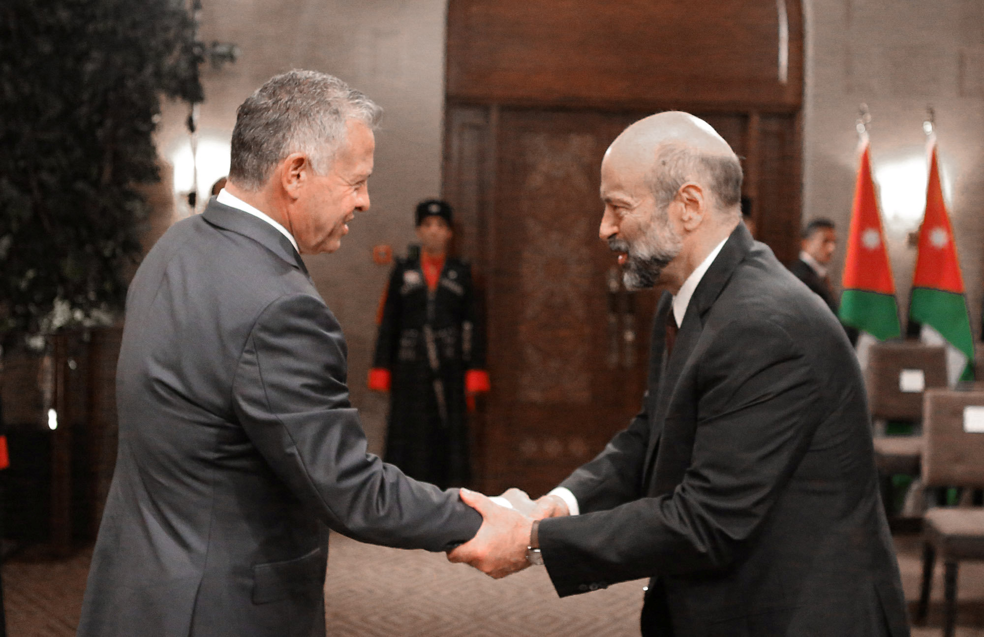 رئيس الحكومة الأردنية عمر الرزاز يصافح العاهل الأردني الملك عبدالله الثاني
