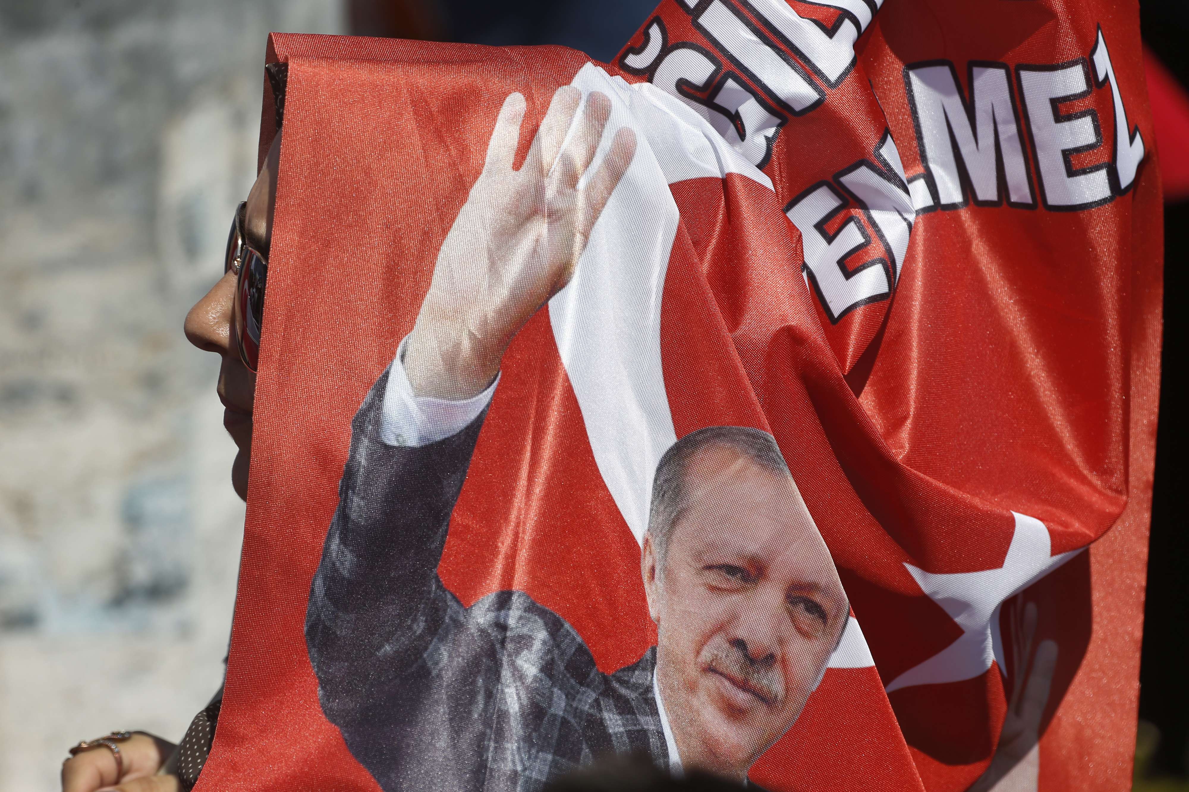 تركي يحمل صورة أردوغان