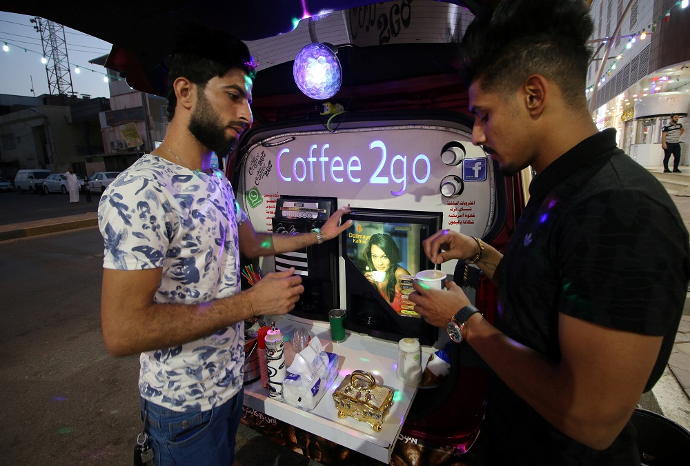 شاب عراقي يقهر البطالة بمقهى جوال