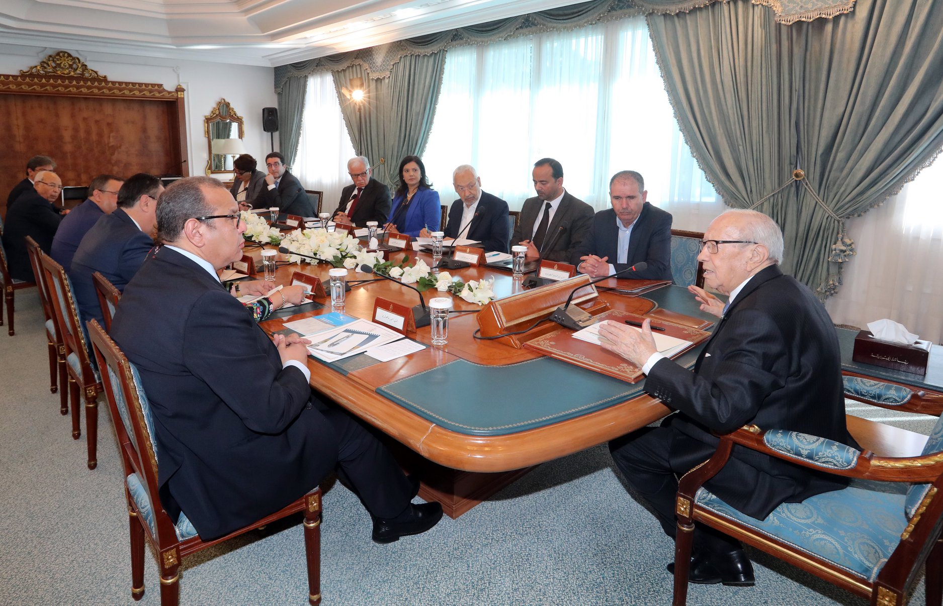 الرئيس التونسي الباجي قائد السبسي في اجتماع سابق بقادة الأحزاب السياسية ضمن نقاشات حول وثيقة قرطاج