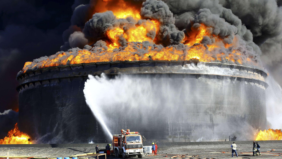 حريق سابق في واحد من خزانات النفط الليبي الخام