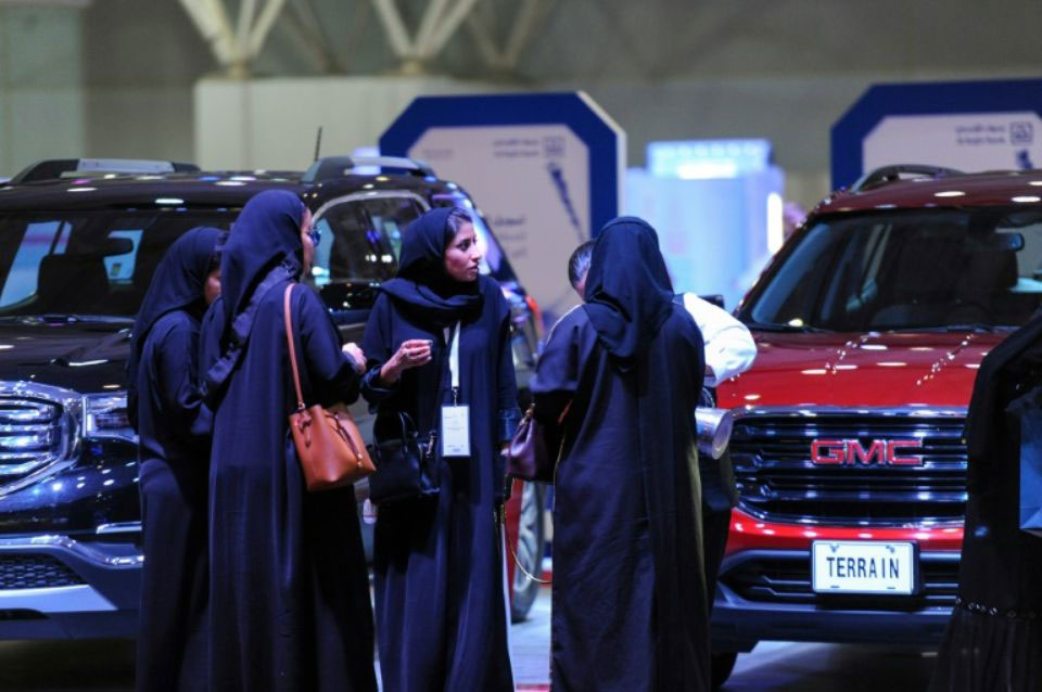 سعوديات  أثناء قيادة السيارات