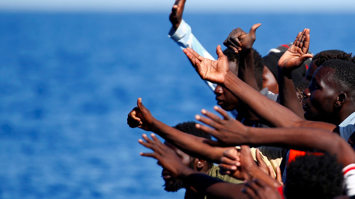 مصير غامض لمئات المهاجرين العالقين في احدى سفن الانقاذ
