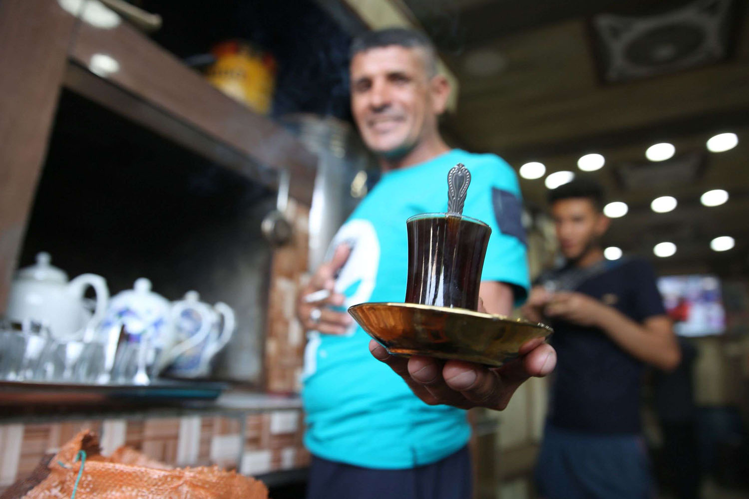عراقي يعمل في مقهى في شارع الرشيد وسط بغداد