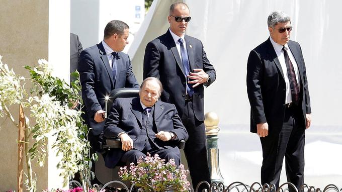 الرئيس الجزائري عبدالعزيز بوتفليقة على كرسيه المتحرك