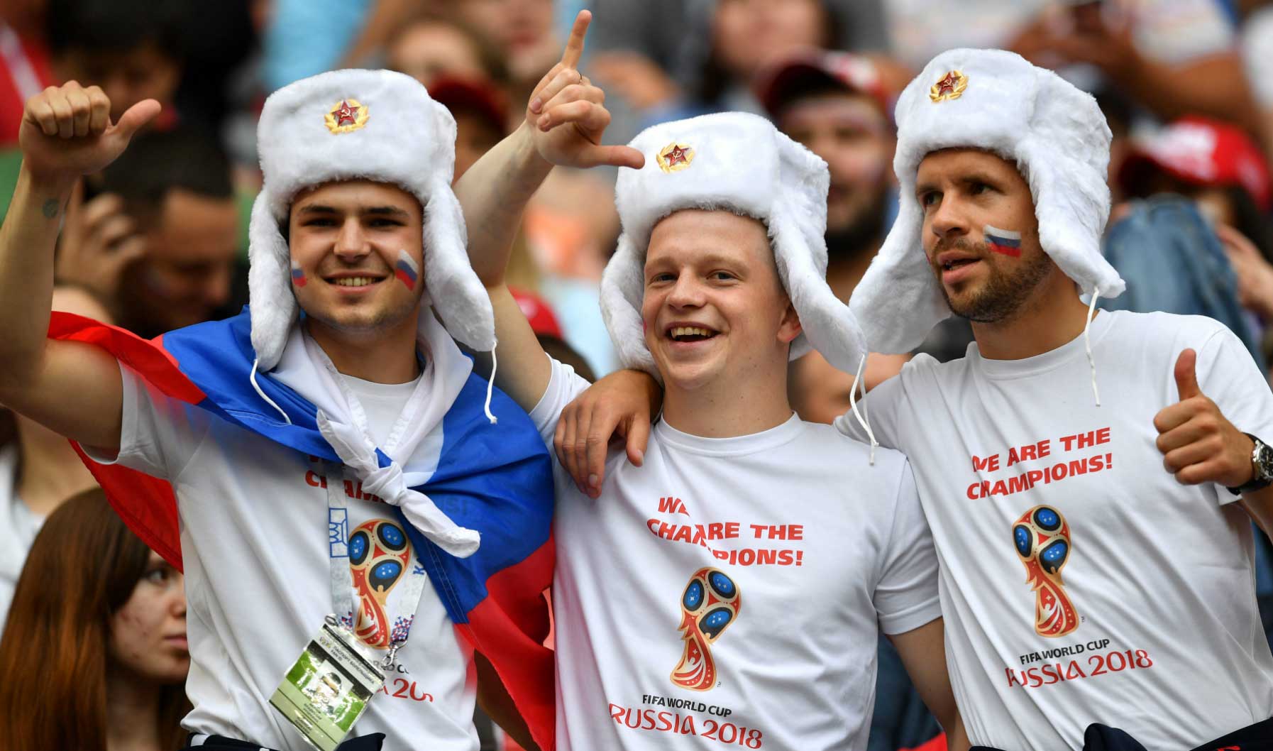 مشجعون روس بقمصان تحمل شعار مونديال روسيا