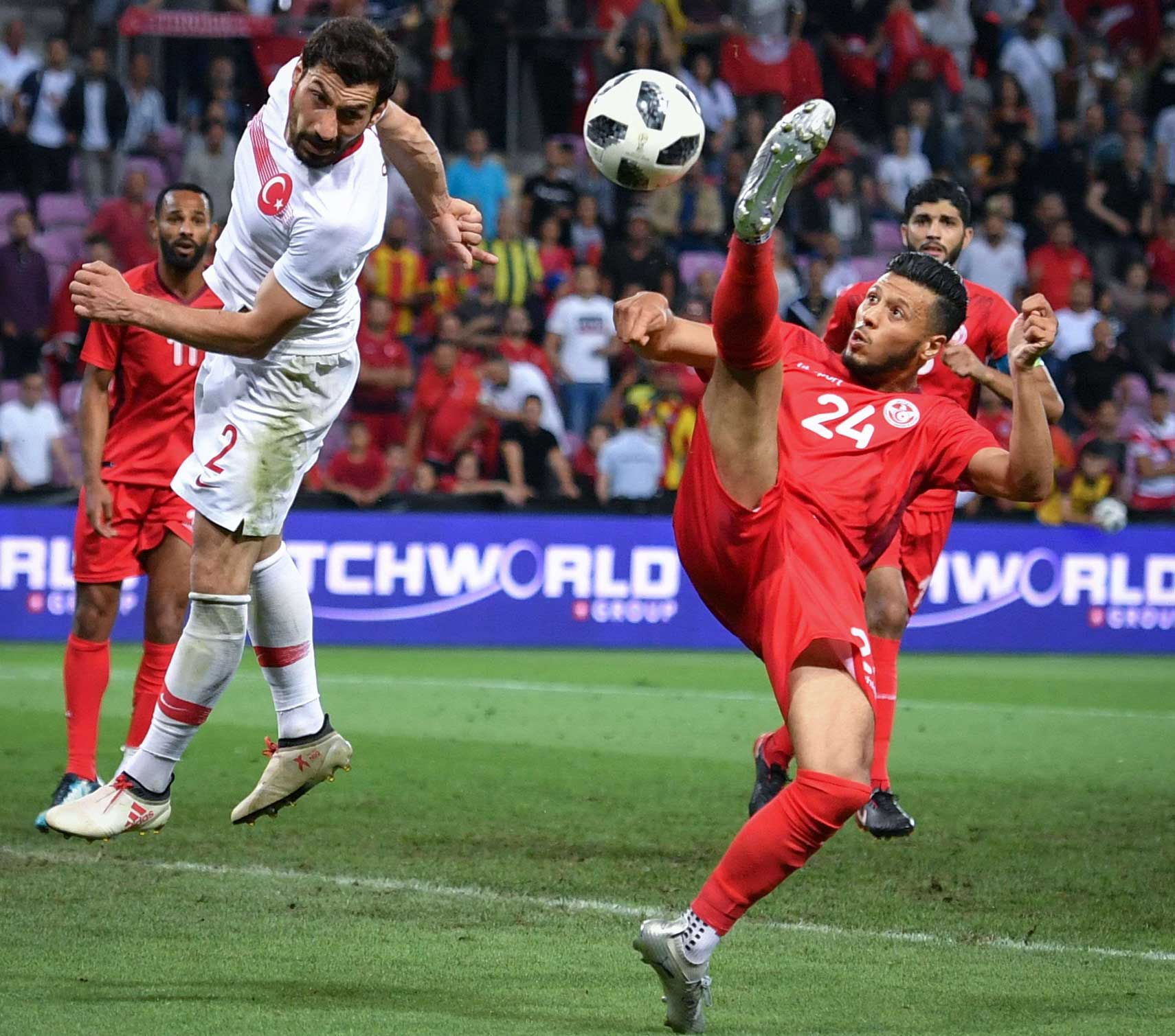 المدافع التركي سنير اوزبايراكلي (يسار) والمهاجم التونسي أنيس بدري يتنافسان على الكرة في مباراة ودية
