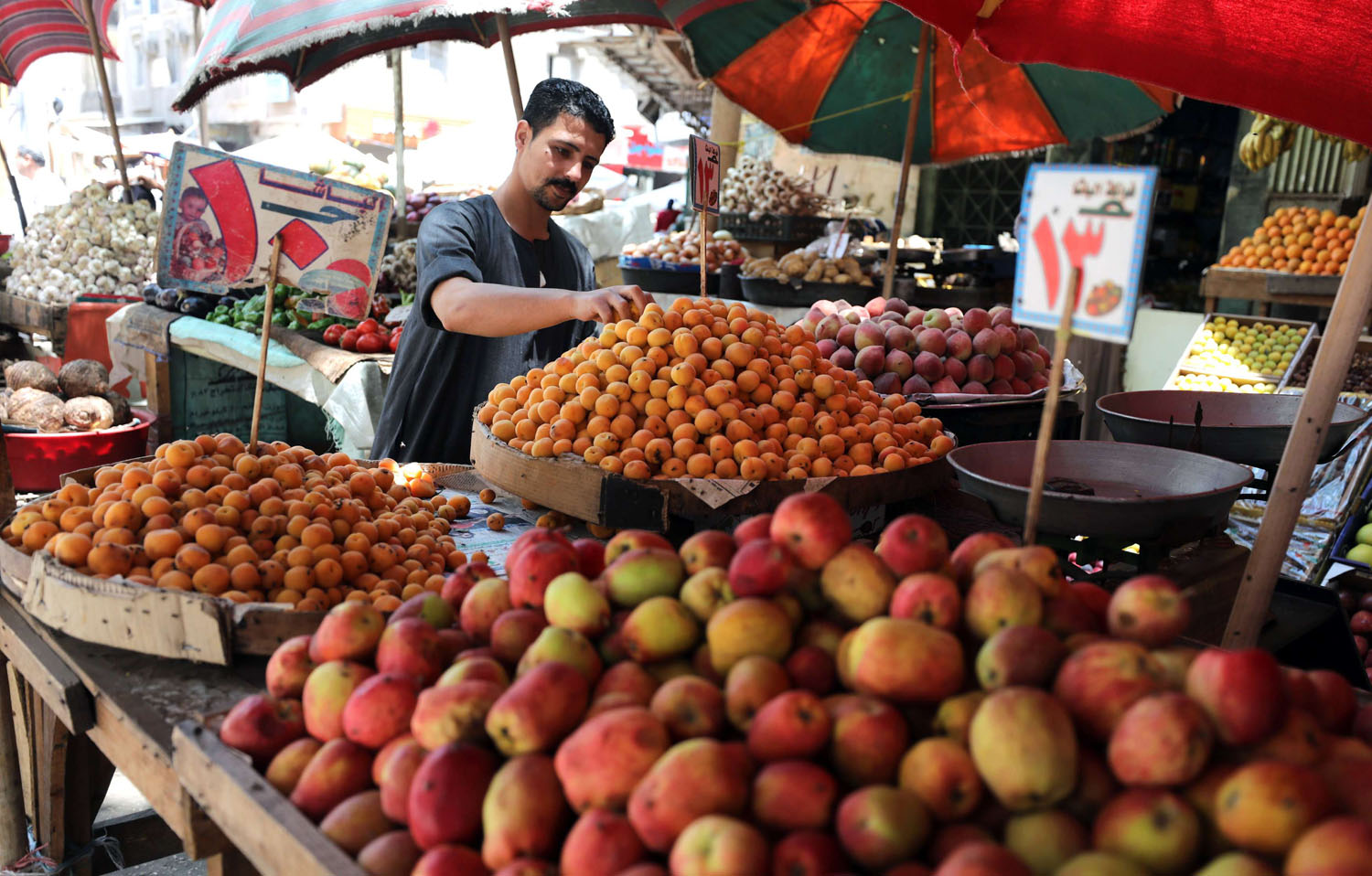 دكان لبيع الخضراوات في سوق شعبية في القاهرة
