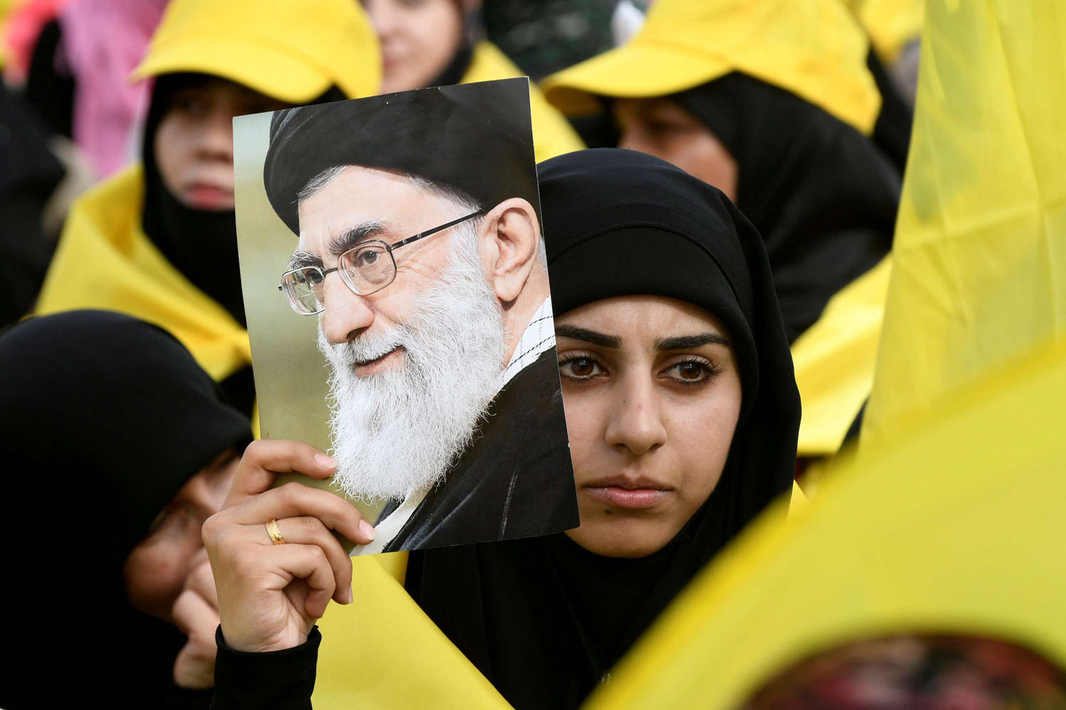 ناشطة في حزب الله اللبناني ترفع صورة المرشد الإيراني الأعلى خامنئي