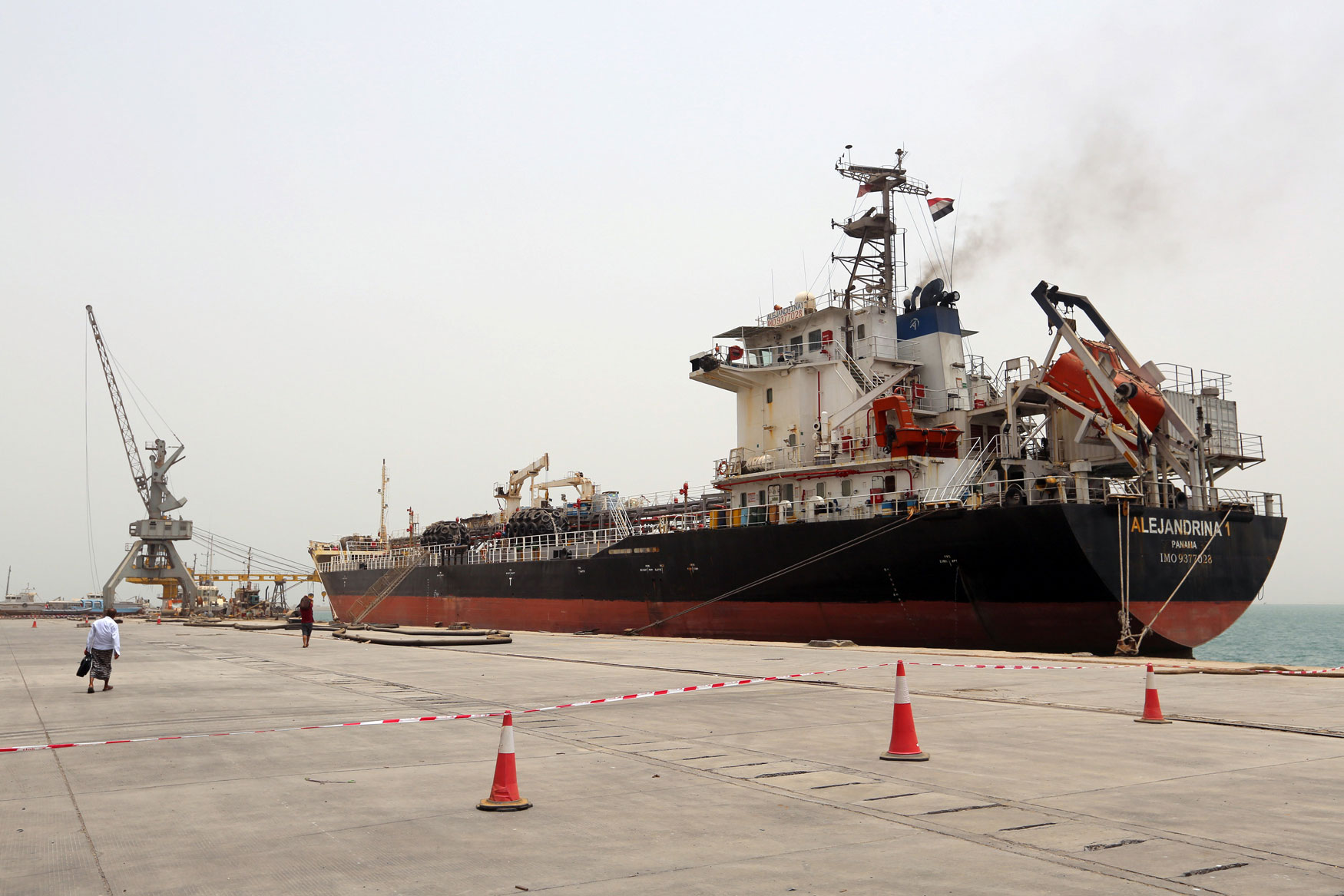 ميناء الحديدة منفذ حيوي لامدادات السلاح  من إيران