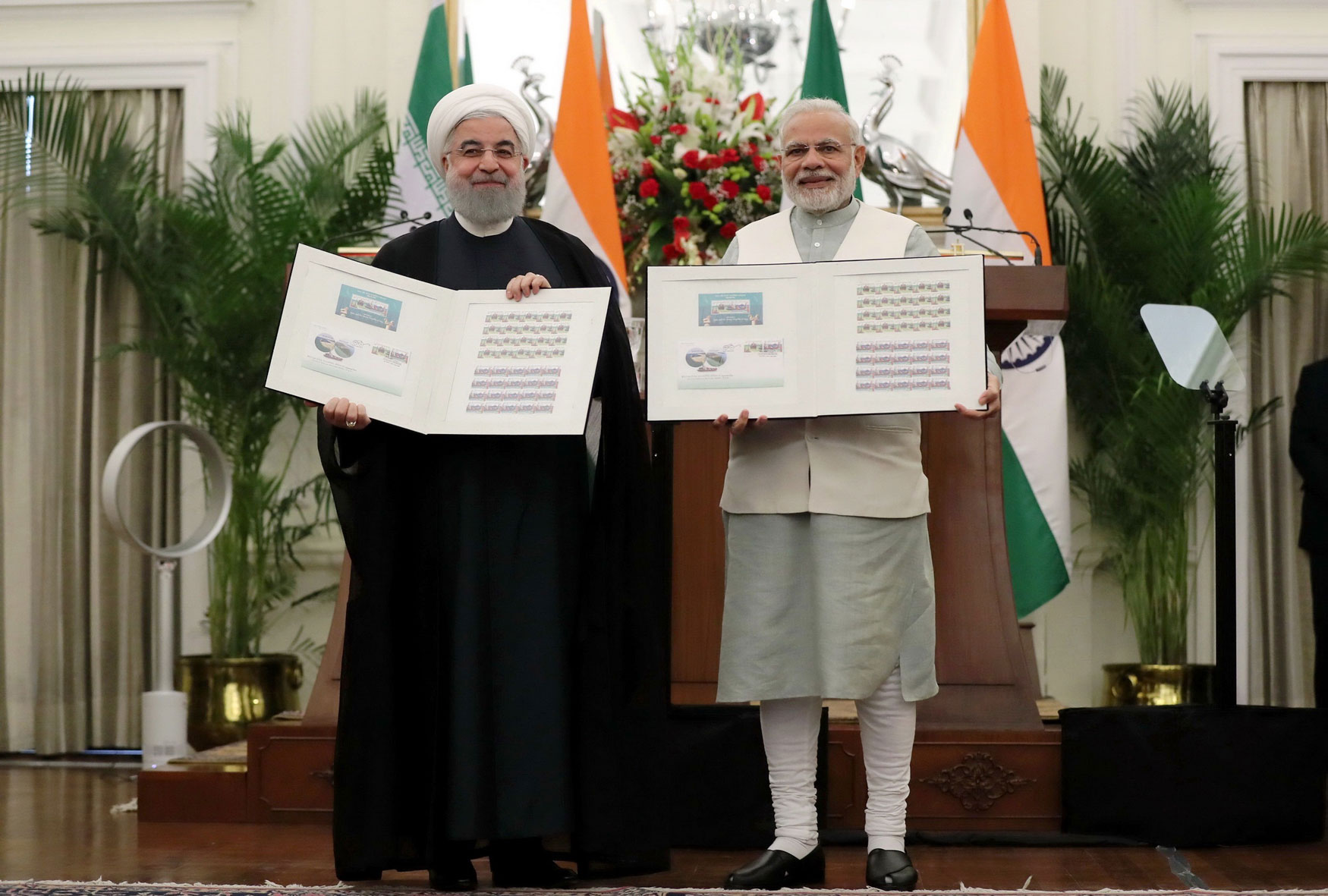 رئيس الوزراء الهندي نارندرا مودي مع الرئيس الإيراني حسن روحاني
