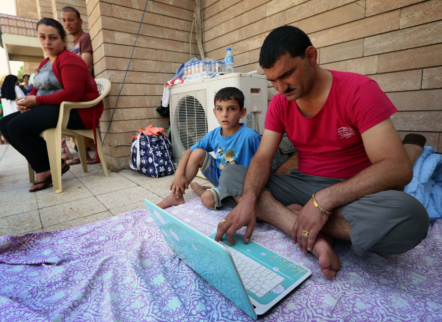 مهجر مسيحي يتصفح الكمبيوتر في مدينة قراقوش شمال العراق