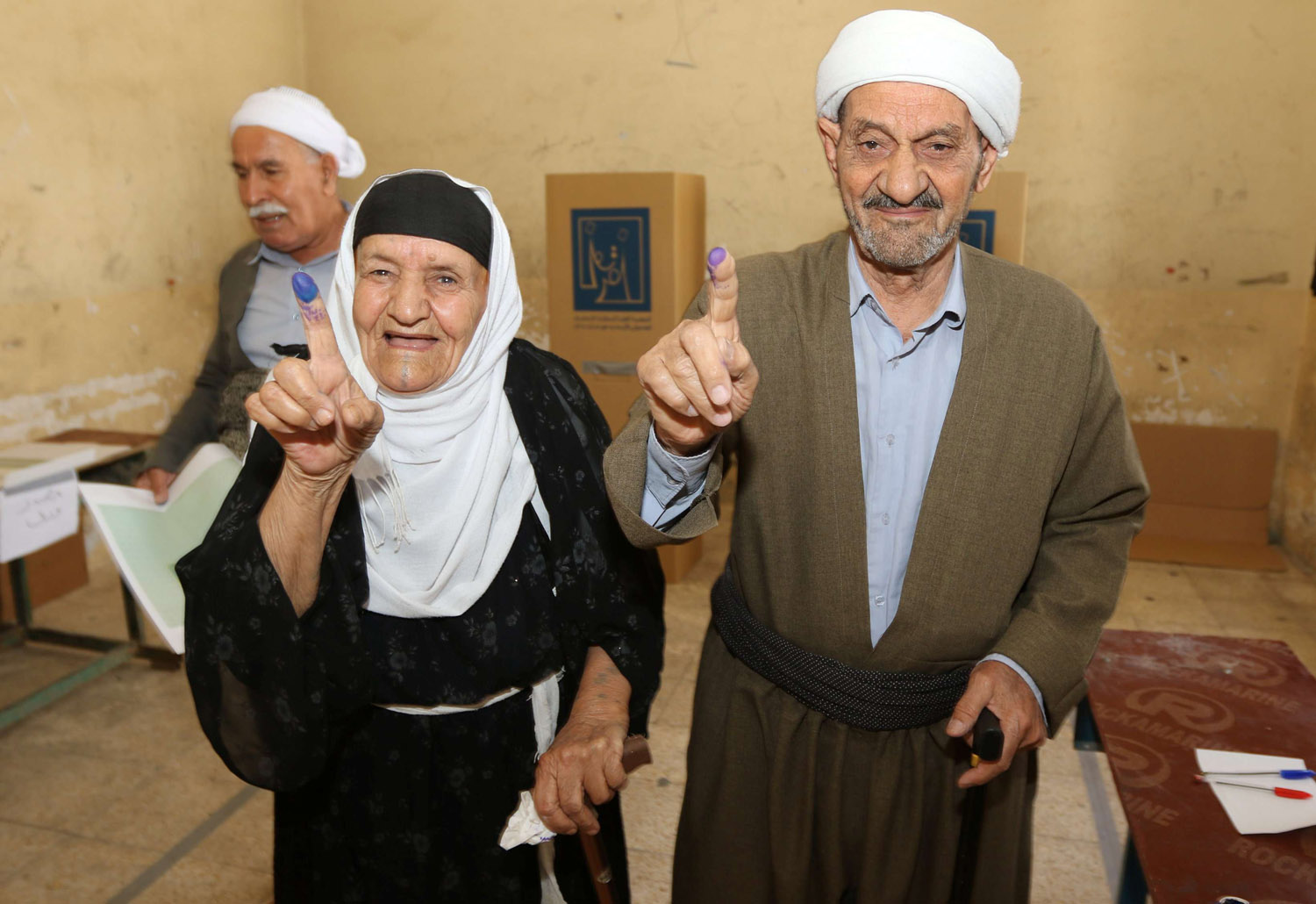 كرديان يصوتون في كركوك في الانتخابات العراقية الأخيرة