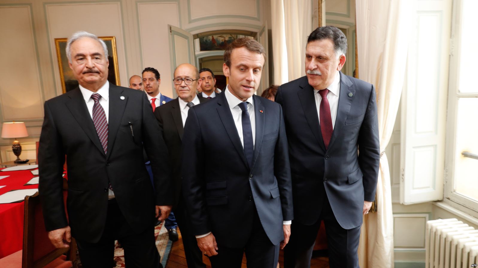 الرئيس الفرنسي امانويل ماكرون نجح في جمع فايز السراج والمشير خليفة حفتر في باريس