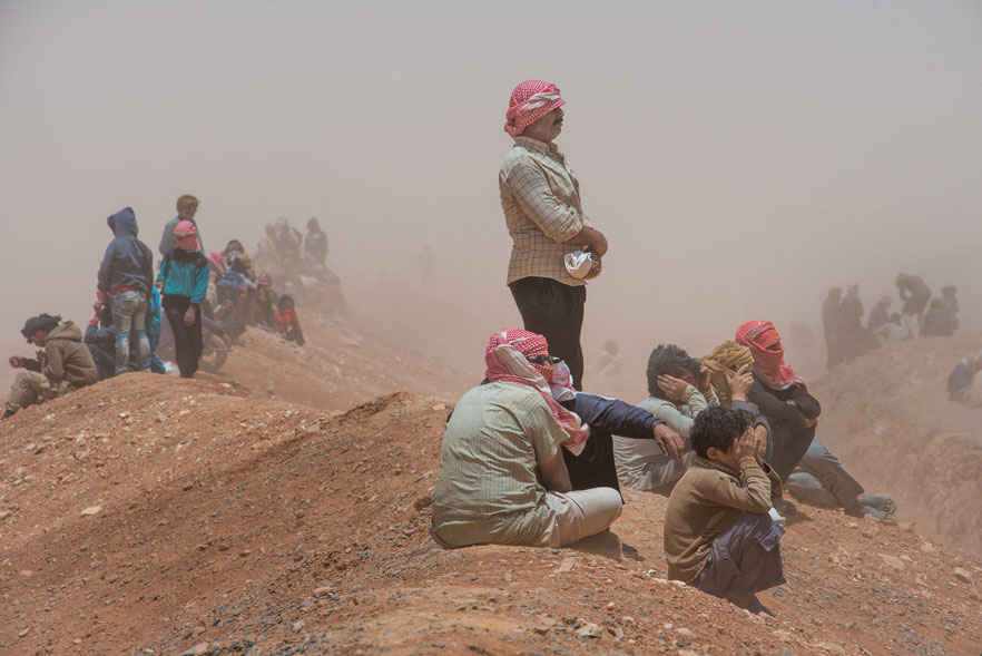 النازحون السوريون تقطعت بهم السبل في المنطقة الحدودية بين سوريا والأردن