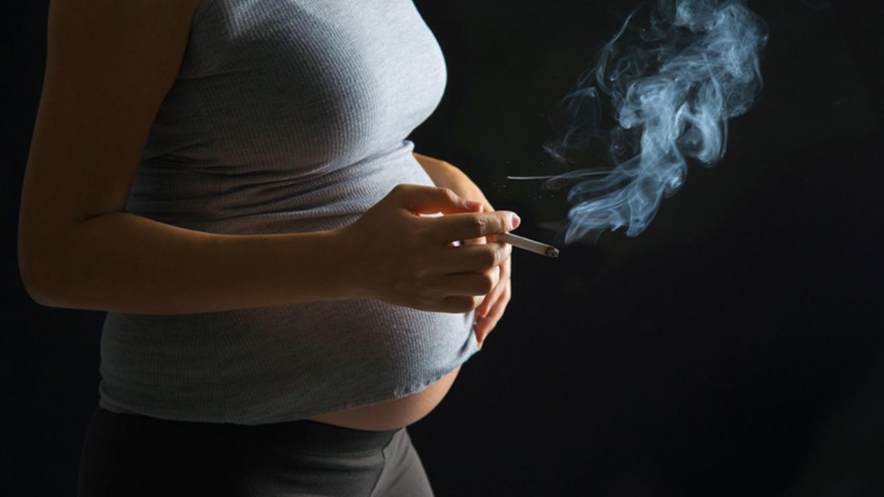 مرأة حامل تدخن
