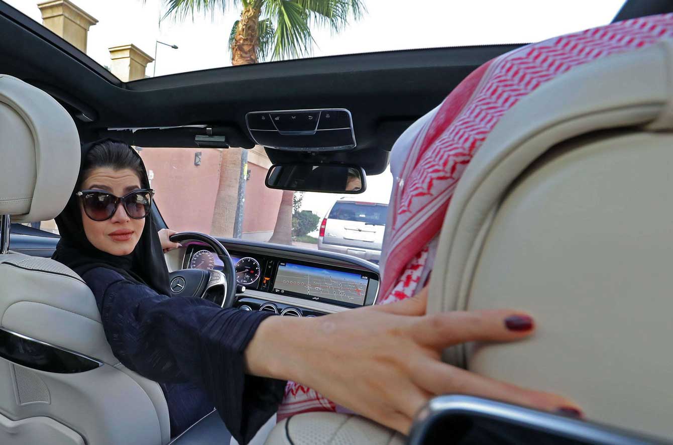 سعودية خلف مقود سيارة