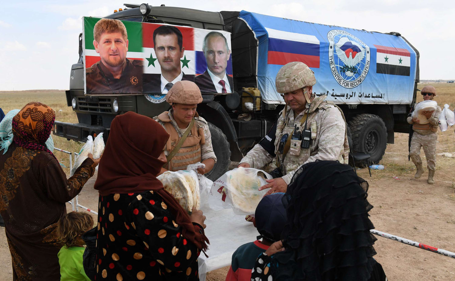 الشرطة العسكرية الروسية توزع المساعدات على النازحين السوريين