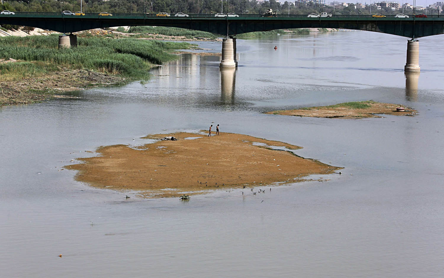 جسر يعبر نهر دجلة في بغداد وسط تراجع تراخي لتدفق المياه فيه