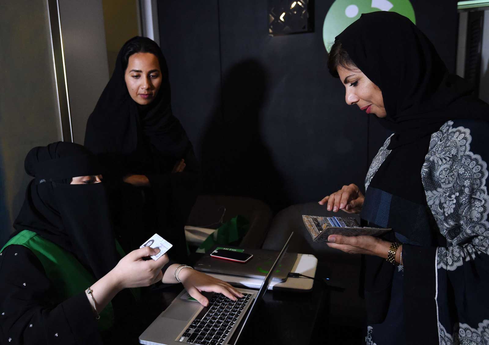 نساء يتقدمن للتسجيل في مكاتب كريم