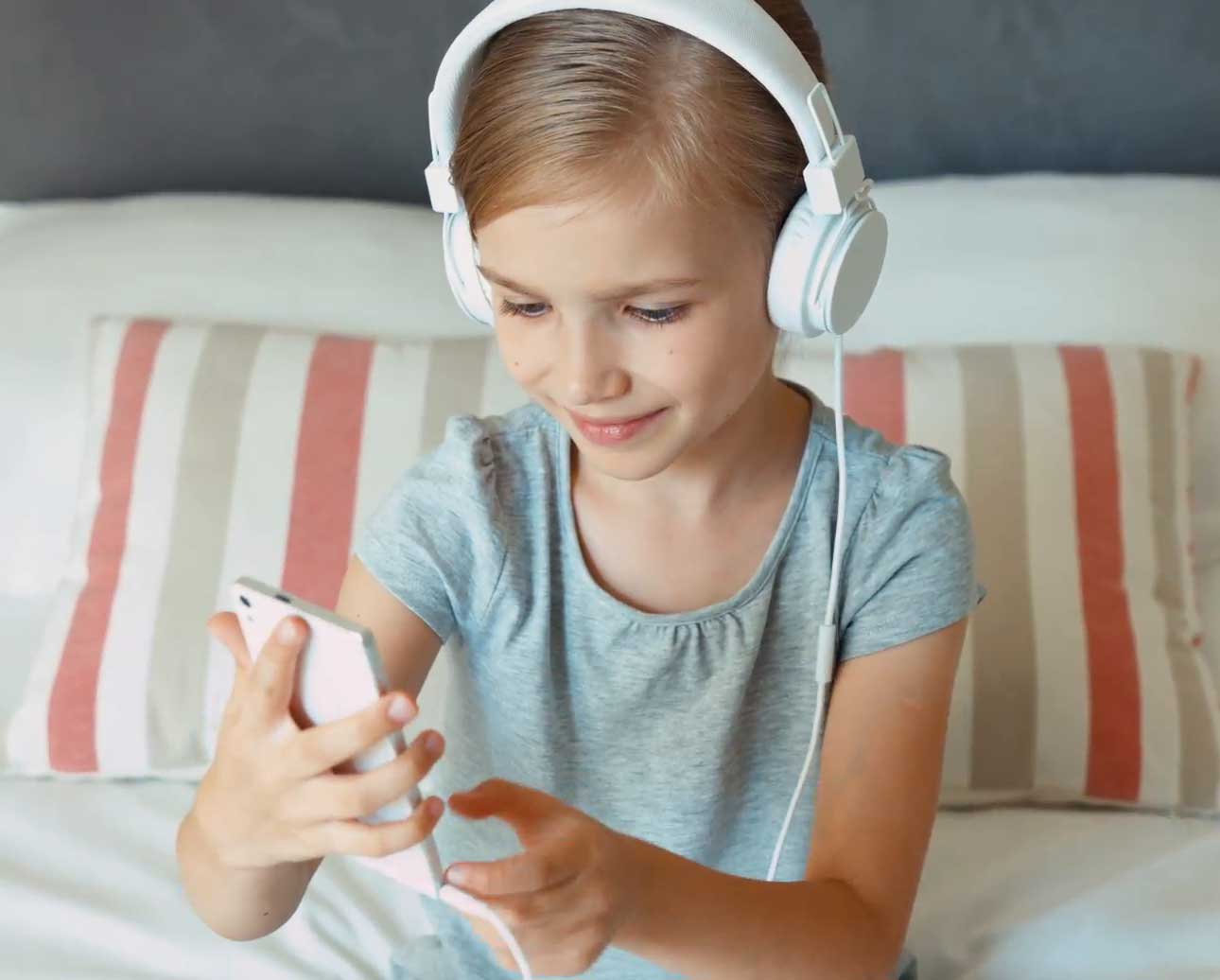 طفلة تستخدم سماعات أذن