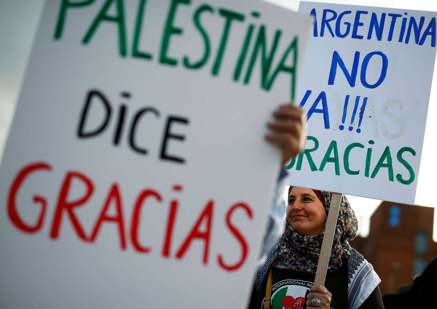ناشطون فلسطينيون يرفعون لافتات كتب عليها بالإسبانية "فلسطين تقول شكرا" خلال الاحتفال بإلغاء مباراة كرة قدم ودية مقررة بين إسرائيل والأرجنتين