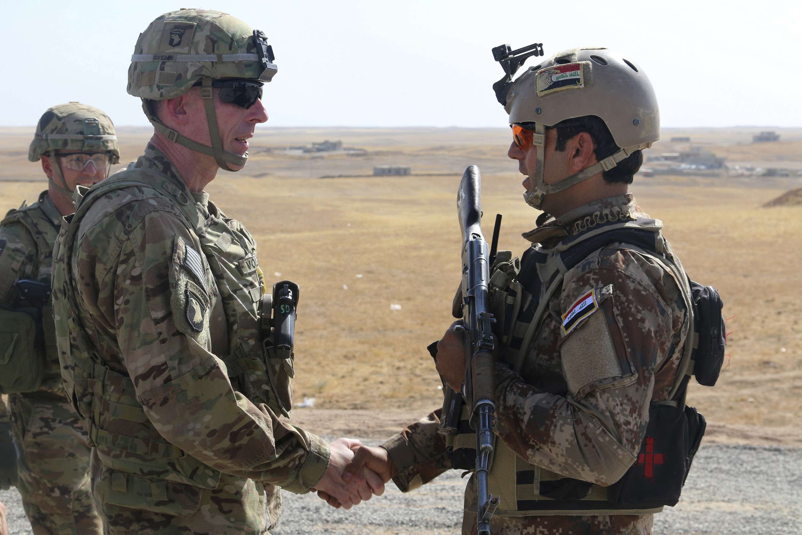 مستشار عسكري اميركي مع جندي عراقي