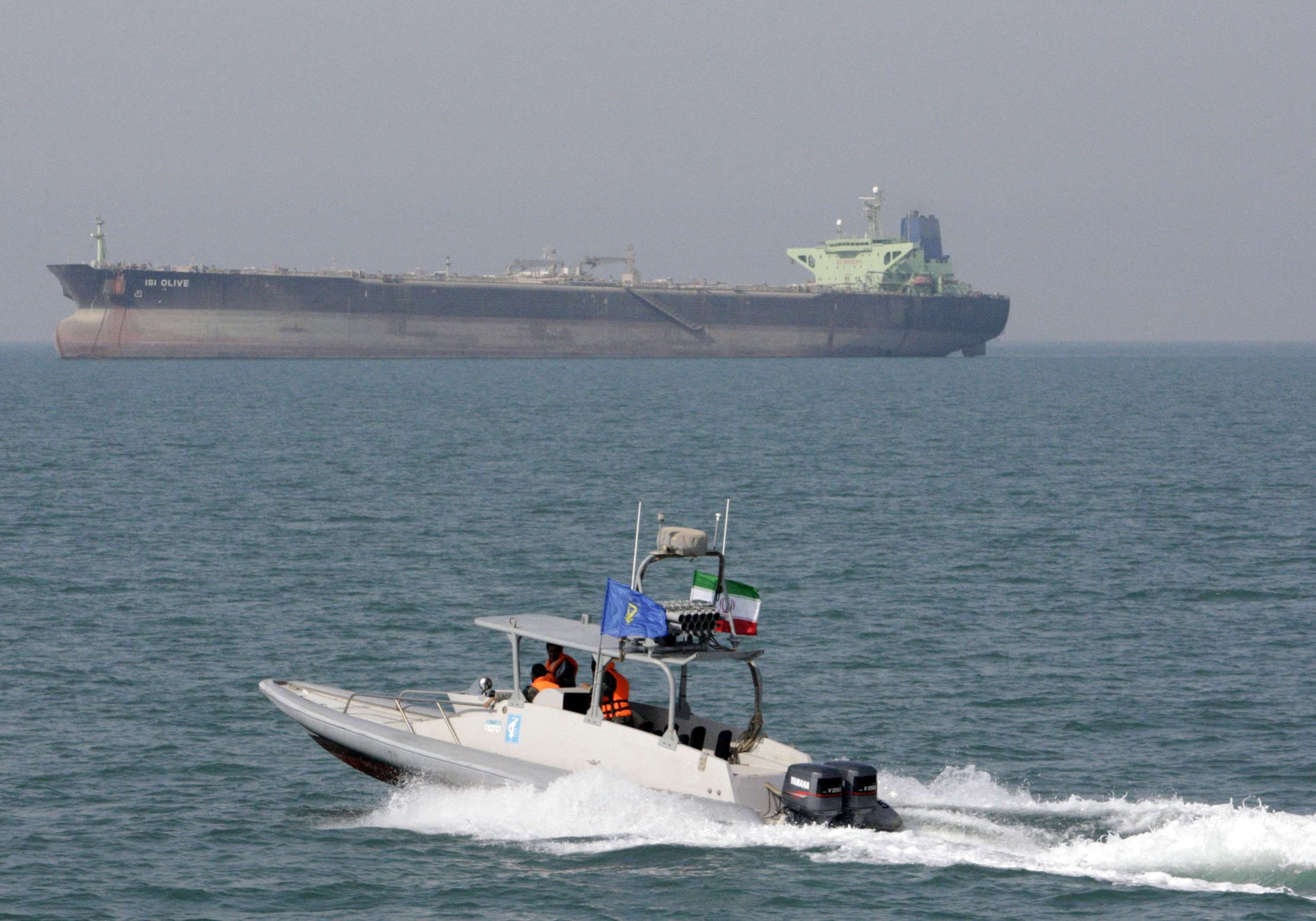 سفينة إيرانية تعترض ناقلة نفط