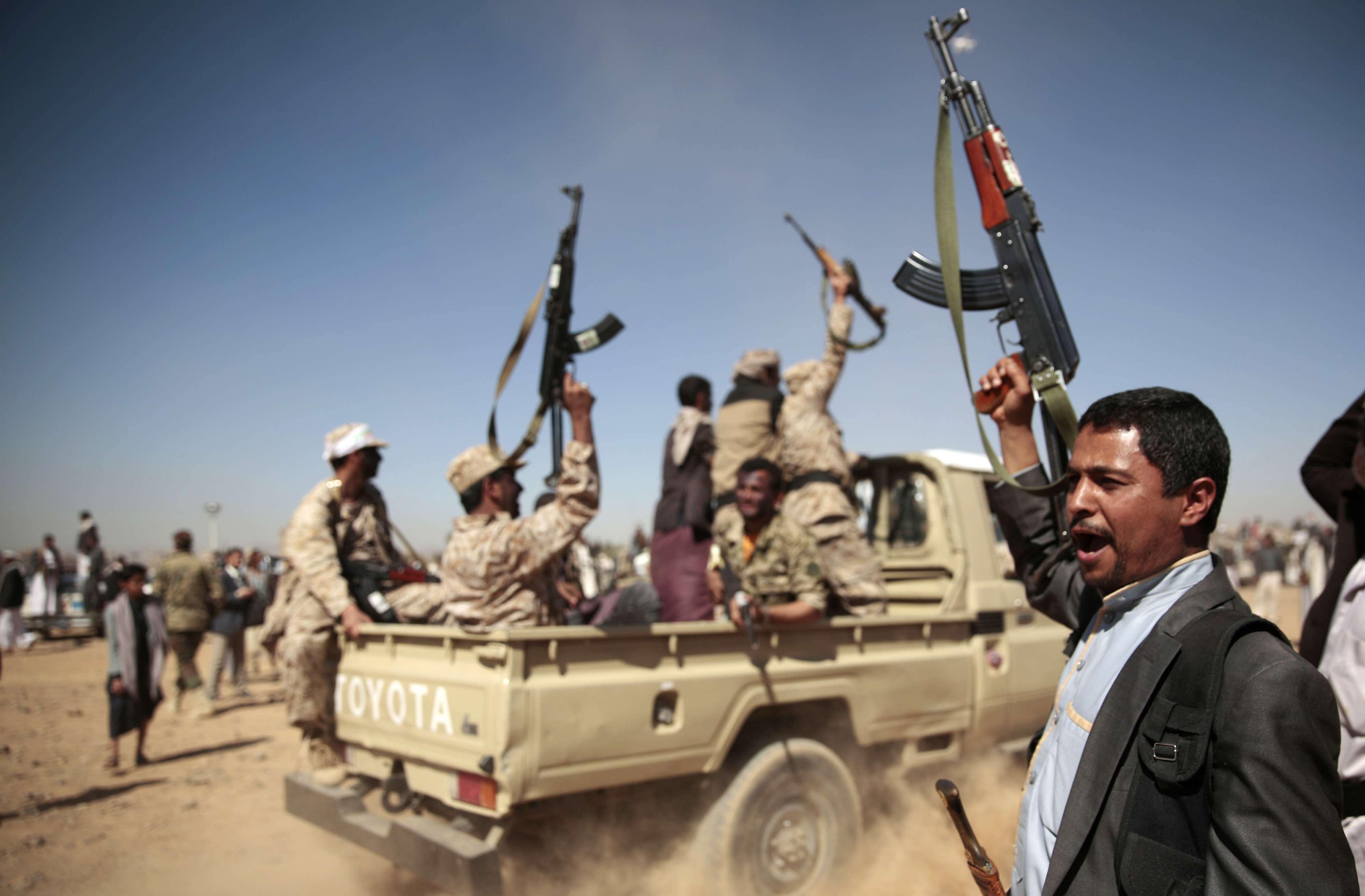 الحوثيون يختنقون عسكريا وسياسيا